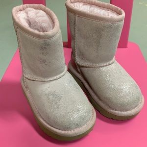 Little girl Ugg’s